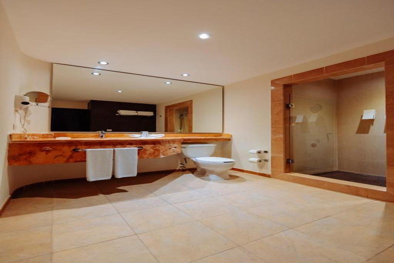Occidental At Xcaret Destination Hotel Xcaret Park Exterior photo A bathroom