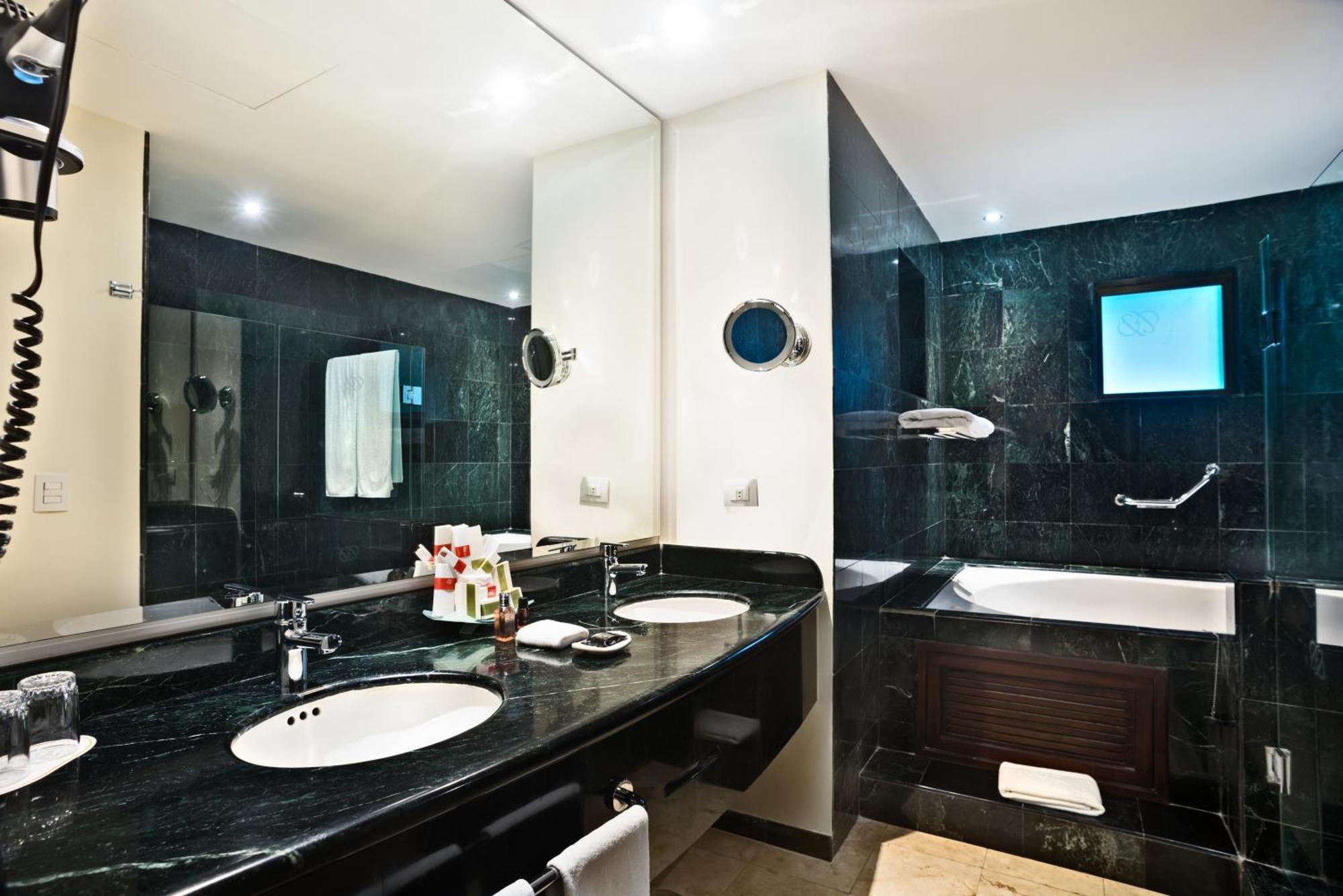 Occidental At Xcaret Destination Hotel Xcaret Park Exterior photo Bathroom