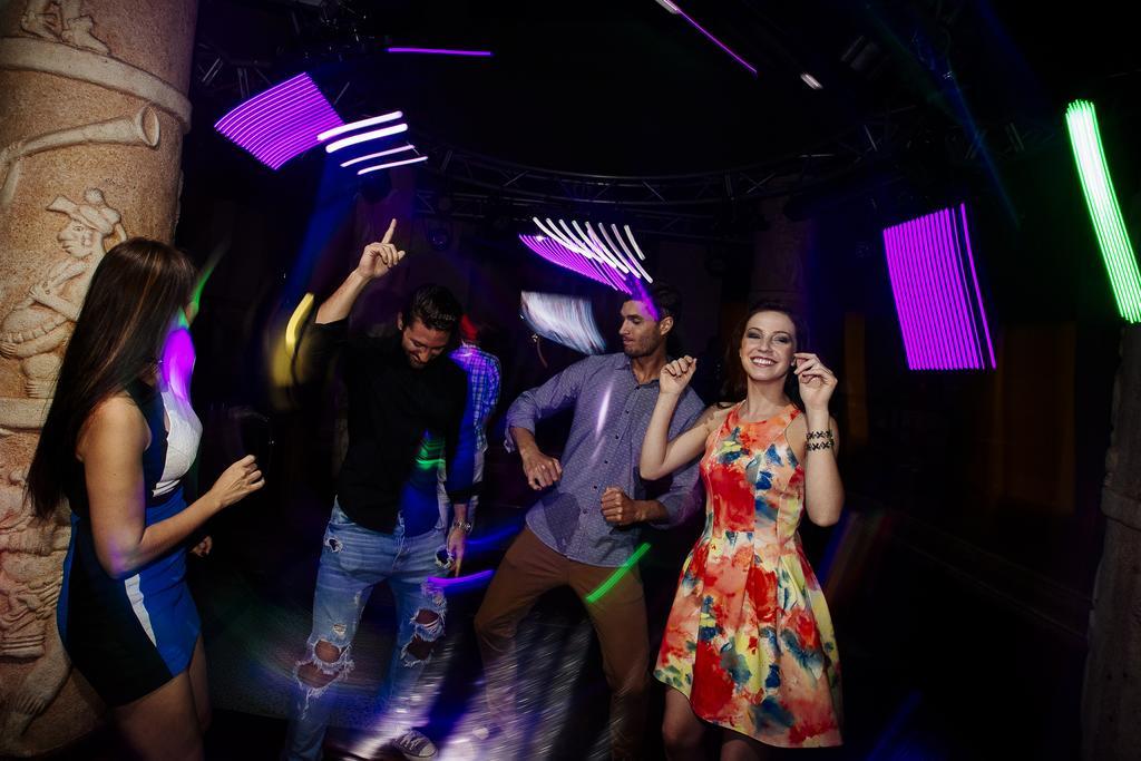 Occidental At Xcaret Destination Hotel Xcaret Park Exterior photo People dancing in a nightclub