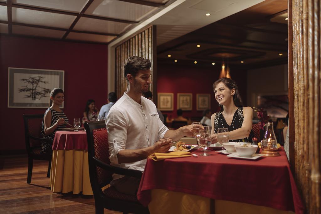 Occidental At Xcaret Destination Hotel Xcaret Park Exterior photo A couple dining at a restaurant