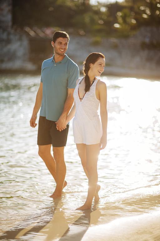 Occidental At Xcaret Destination Hotel Xcaret Park Exterior photo A couple holding hands